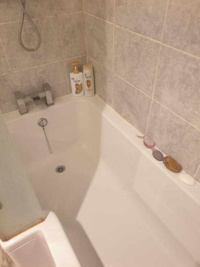 Harry Potter Theme Double Room In Shared House ワトフォード エクステリア 写真